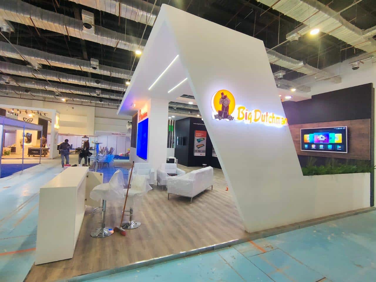 Cantilevered white blade wall, Equal's stand for Big Dutchman